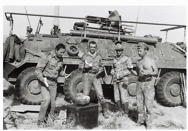 Чем резали арбуз офицеры для меня загадка, возможно прибегал их офицерский повар))