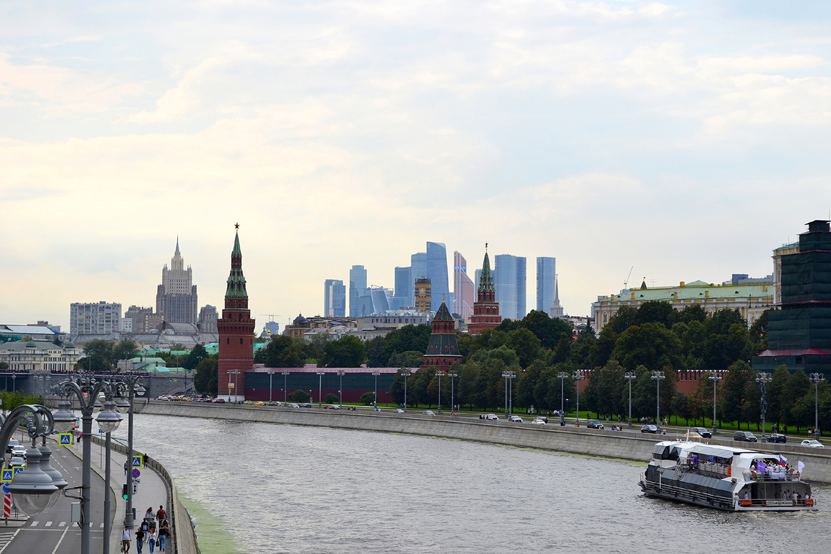 Вид с Большого Москворецкого моста: Кремль, Москва Сити. Все фото в публикации: Москва, Кремлевская набережная, Большой Москворецкий мост, Софийская набережная. Фото автора канала