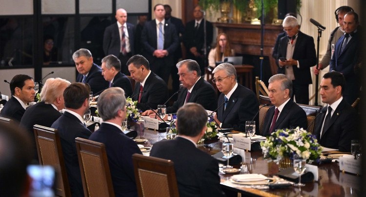    Пятеро напротив Трампа. Фото с сайта президента Казахстана akorda.kz