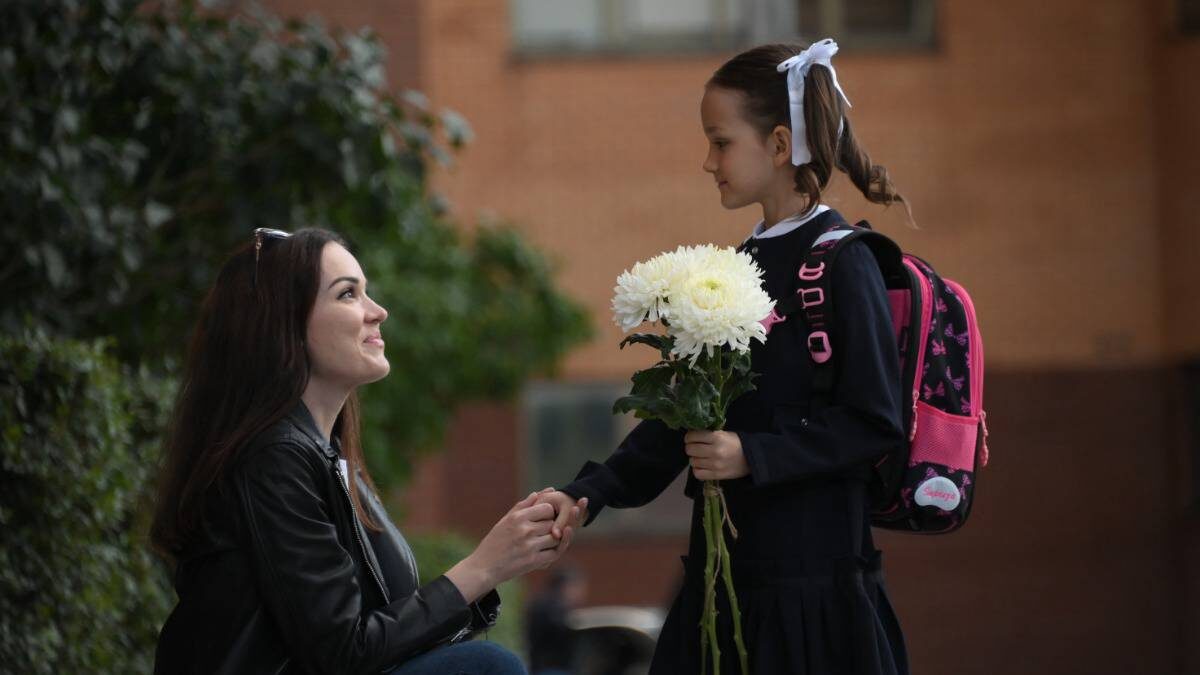    Ольга Сойникова провожает свою дочь Лику в школу № 1454 / Фото: Пелагия Замятина / Вечерняя Москва