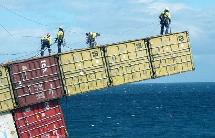 Сорванные с места контейнеры