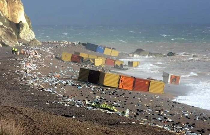 Часть контейнеров выкидывает на берег