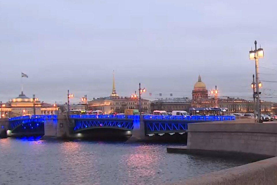    Мосты окрасились в синий. Фото: tvspb.ru