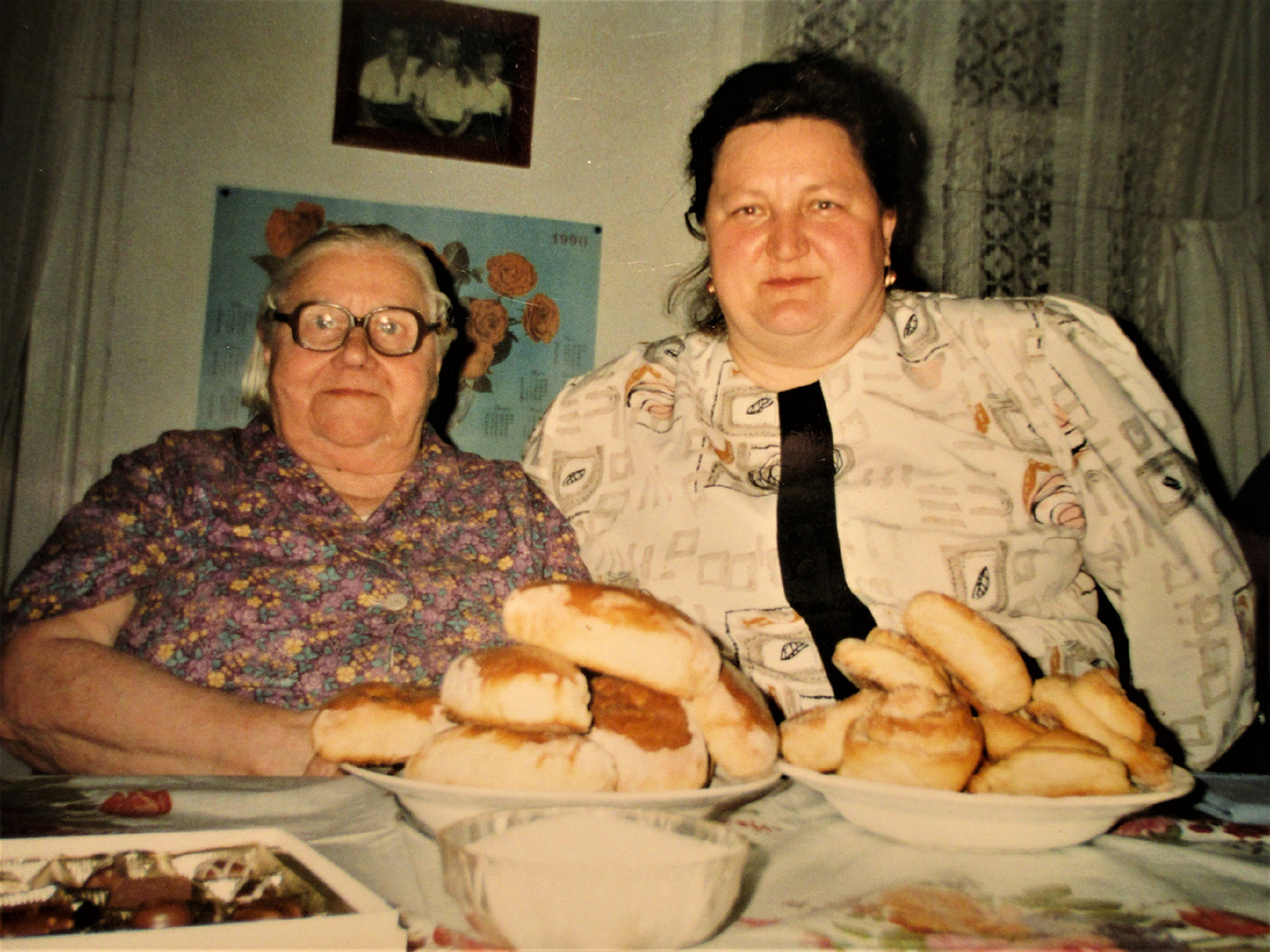 Фото автора канала "Городок". Моя вторая свекровь со своей старшей снохой