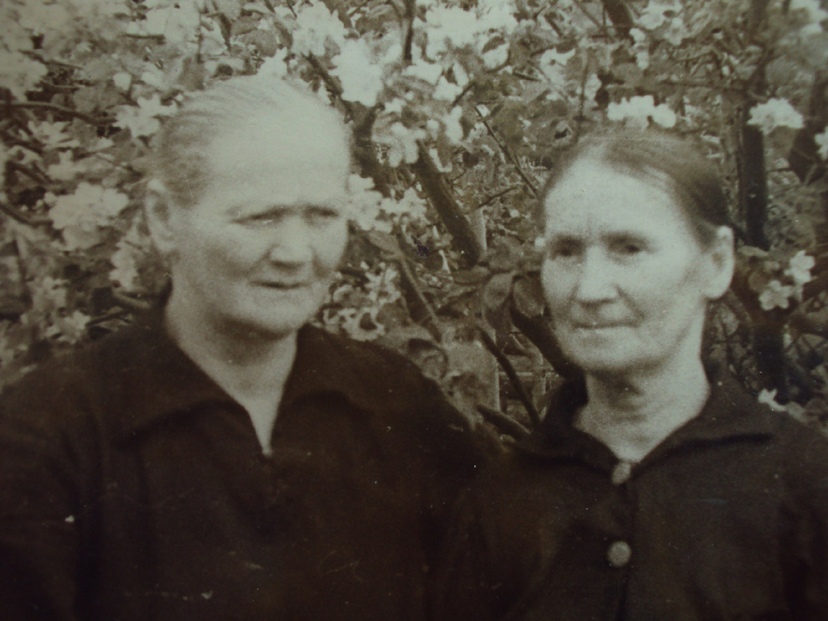 Фото где то 60-х годов. Справа -  Марья, слава моя вторая бабушка, мамина мать.