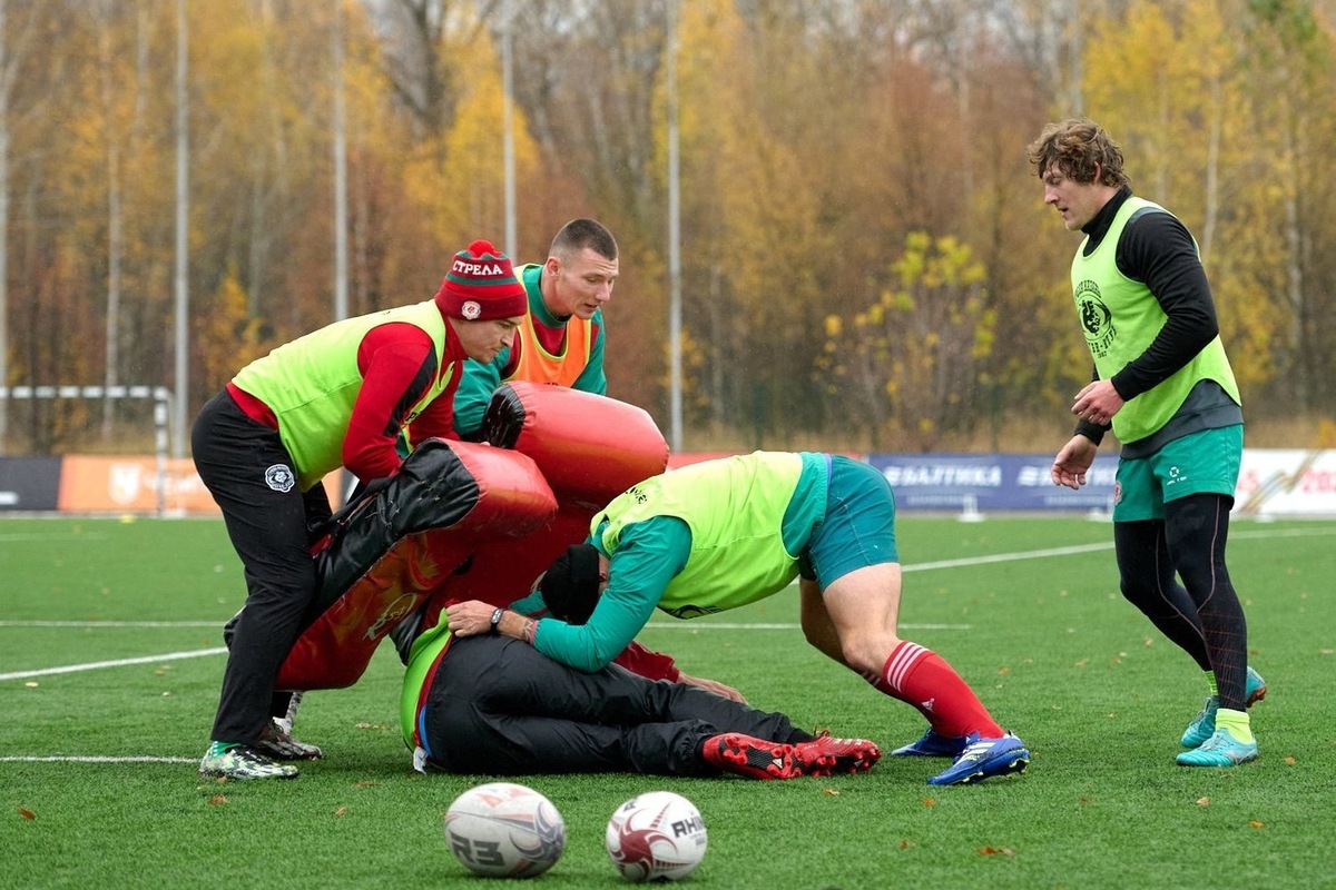    Владислав Созонов (крайний справа). Динар Фатыхов / realnoevremya.ru