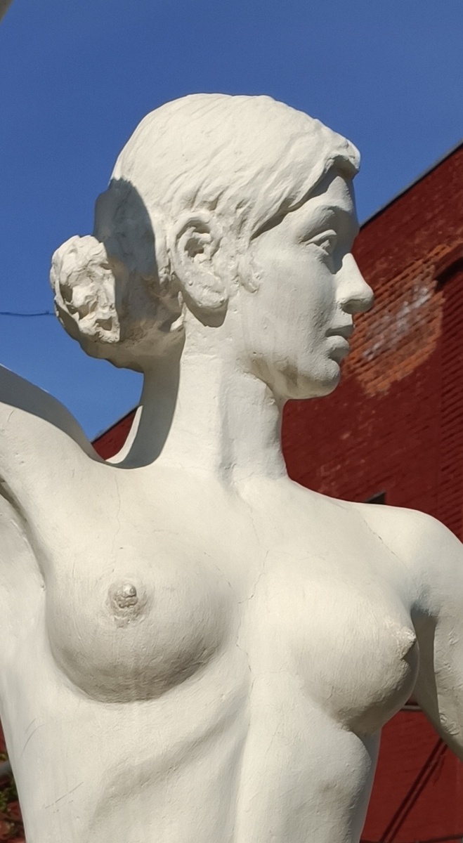 «Девушка с глушителем». - это новый, концептуальный арт-объект в городе Москве. Он появился в начале 2000-х. Композиция представляет собой интерпретацию знаменитой советской скульптуры «Девушка с веслом», где место весла занял автомобильный глушитель. Скульптура, при всём своём наивысшем качестве исполнения, носит характер объекта профессионального юмора и художественной иронии.
Находится объект творческого эксперимента на территории бывшего завода "Кристалл", по адресу: улица Самокатная, 4 строение 57 (точные координаты 55.755424, 37.675990).
Автором работы является ныне покойный талантливый скульптор - Роман Сень, бывший руководитель мастерской "Скульптура Плюс". Работа выполнялась по индивидуальному заказу.
В отличие от своего классического прообраза - "Девушки с веслом" Ивана Шадра, девушка Романа Сеня держит в правой руке не весло, а символ автомобилизации - глушитель (выхлопную трубу).