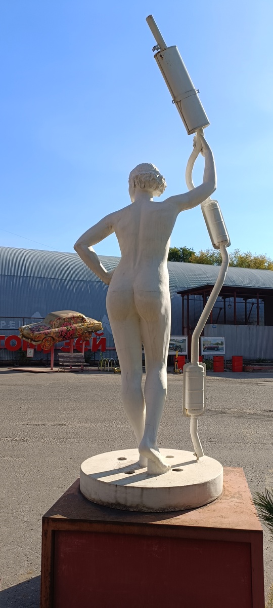 Не смотря на то, что сама композиция носит больше пародийный характер, а не назидательно-пропагандистский, как в случае с классической парковой "Девушкой с веслом", работа мастера вызывает уважение и восхищает своей утончённостью. Как и спортсменов-водников, у автомобилистов, можно сказать, появился свой идеальный образ, символизирующий единение красоты и технического прогресса. 
Подобный символизм обусловлен большим количеством расположенных рядом автосервисов, и, конечно, главным авто-объектом - музеем "Автомобили мира". В настоящее время скульптура является "стоппером" музея, пространственного акцентирующим внимание прохожих на расположенный поблизости музей аналогичной тематики. 
Местные автомеханики в шутку нарекли статую "Богиня Анастасия, покровительница автосервисов".