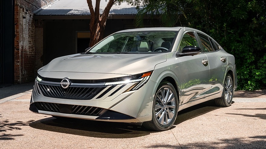    На фото: Nissan Sentra нового поколения (в версии SL)