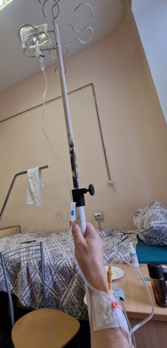 Ну вот этот чахлый пакетик - гормональный препарат дексаметазон. Сестра с первого раза на ощупь(!!!) (потому, что вена нормально не визуализировалась) воткнул катетер, заявив, что всё надо делать спокойно, не спеша, и тогда все получится...