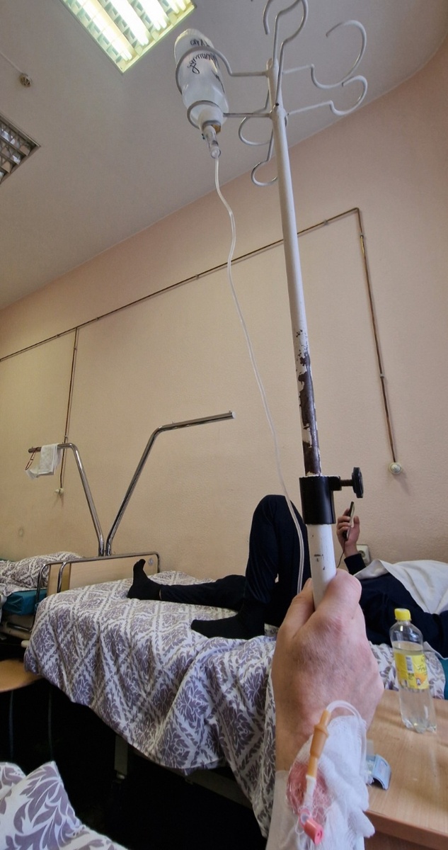 Тут вот -глюкоза, сосед мой справа и койка соседа подальше. Палата на троих. Что ещё классно: катетер оставляют на всю химию. Т.е. на сегодня, завтра и послезавтра. Ну всё л шницель раз вены не портить.