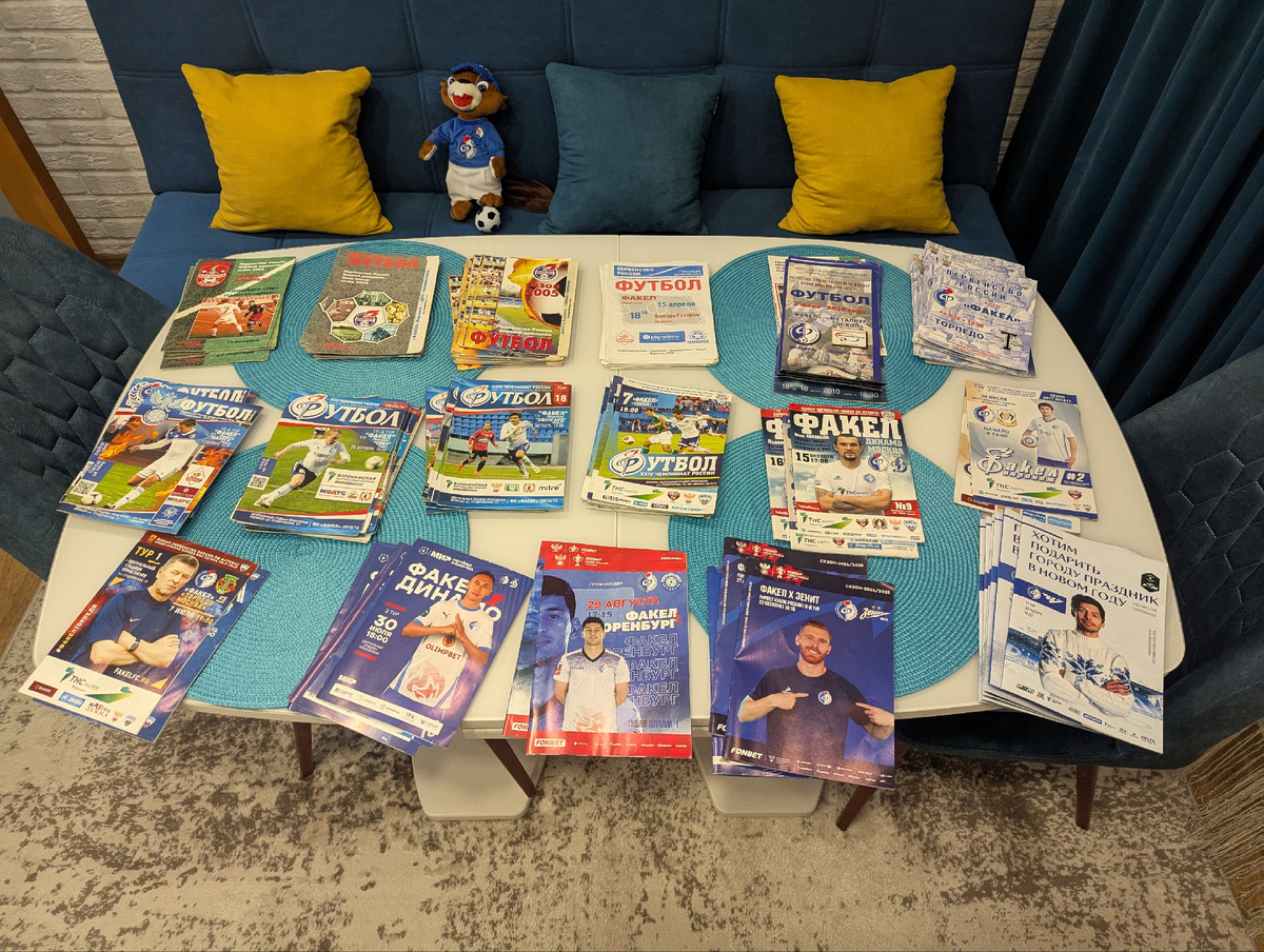 Программки Факела,которые удалось купить перед матчами.Общее количество порядка 220-250.