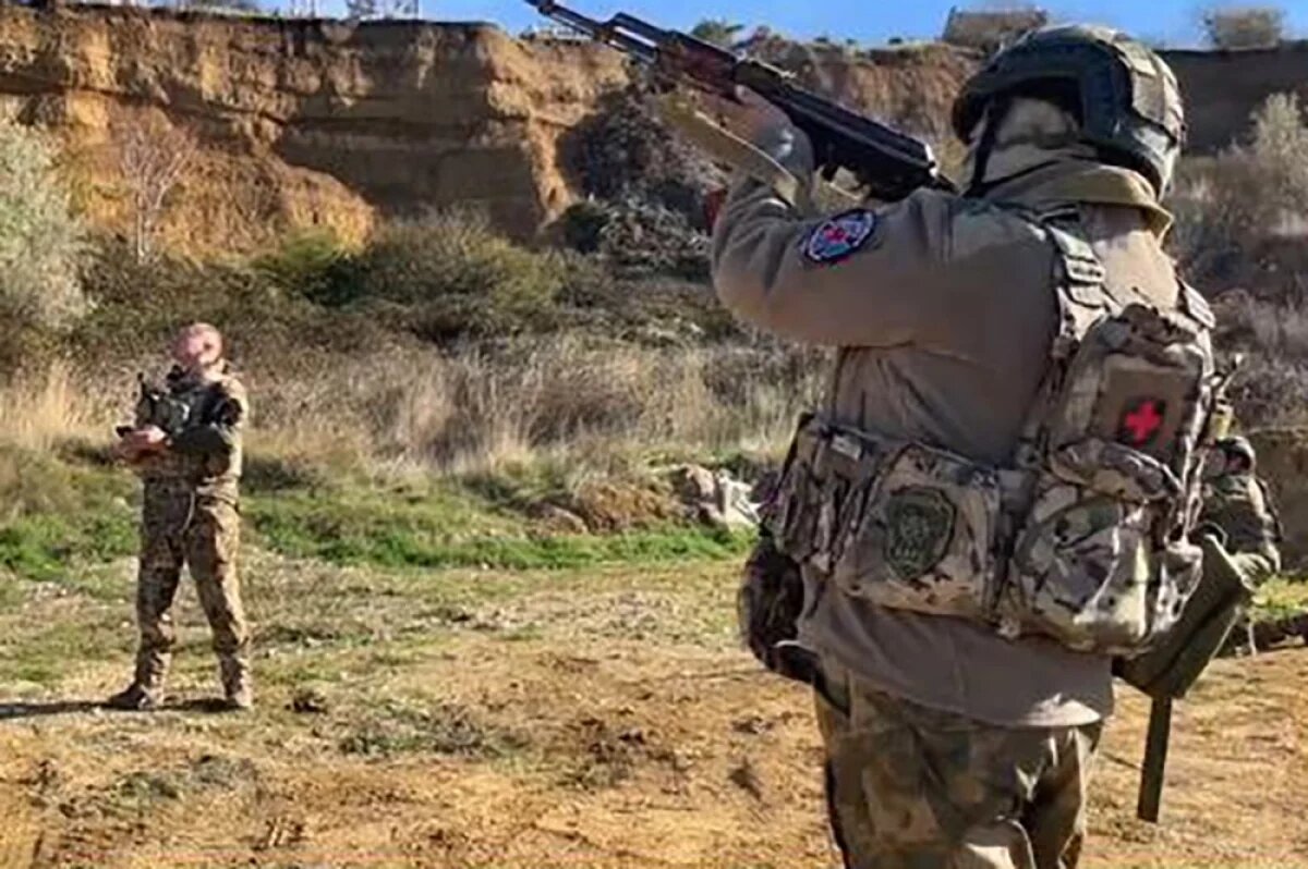    Ян Гагин проводит занятия с бойцами подразделения «БАРС Крым».