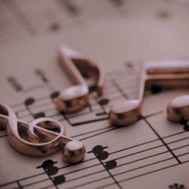 . Классицизм (вторая половина XVIII — начало XIX в.) 
— Гармония, ясность, сбалансированная форма.  
— «Венская классическая школа»: Гайдн, Моцарт, Бетховен (переходный мост в романтизм).  
— Появление симфонии как жанра. 

5. Романтизм (XIX в.) 
— Акц.ент на эмоциях, индивидуальности, национальных корнях.  
— Шуберт, Шуман, Берлиоз, Чайковский, Вагнер, Мусоргский.  
— Оркестр растёт в размерах, появляются программные сюиты, симфонические поэмы. 

6. XX век — время ломки и поиска 
— От импрессионизма (Дебюсси, Равель) до авангарда (Шёнберг, додекафония), неоклассицизма (Стравинский), минимализма (Райх, Гласс), политического высказывания (Шостакович).  
— Музыка становится зеркалом кризисов: войн, идеологий, экзистенциальных вопросов. 

Основные жанры и формы классической музыки 

- Симфония — крупная оркестровая форма (обычно 4 части).  
- Концерт — диалог солирующего инструмента и оркестра.  
- Опера и балет — музыкально-сценические жанры.  
- Соната — циклическое произведение для 1–2 инструментов (часто фортепиано).  
- Струнный квартет — «лаборатория композитора» (2 скрипки, альт, виолончель).  
- Программная музыка — когда звук «рассказывает историю» (например, «Картинки с выставки» Мусоргского). 

А что сейчас происходит с классической музыкой? 

 Интеграция технологий:  
— Электроника + оркестр (см. Айнарс Рубикис или Анна Торнхилл).  
— VR-оперы, интерактивные концерты.  
— AI в композиции. 

Деколонизация и инклюзивность:  
— Всё больше внимания композиторам-женщинам, представителям разных культур (Флоренс Прайс, Тания Леон, Дюньи Чжан).  
— Повторное открытие забытых имён (например, Самюэль Колридж-Тейлор — британский композитор африканского происхождения). 

Минимализм и пост-минимализм** — один из самых влиятельных современных стилей: повторяющиеся паттерны, медитативность, эмоциональная глубина без сложной гармонии. 

Кроссоверы:  
— Классика + джаз (Эскайя, Камилла Хёлль),  
— Классика + фолк (Жан Мишель Жар в духе, но точнее — Эрик Воллфсон, Гарри Стат