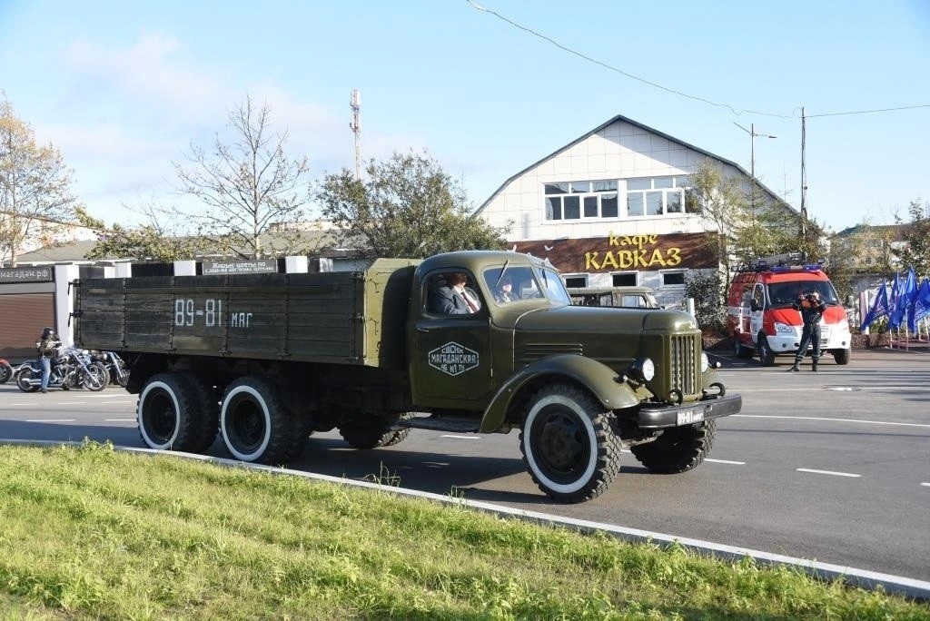   Фото: Грузовик проехал по улицам Магадане перед установкой на постаменте