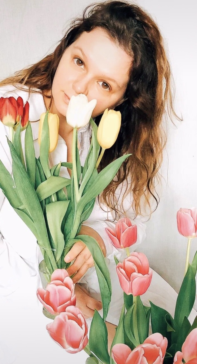 Телефон выдал напоминание эту фотку🫠думаю поделюсь с вами тут. Это я дома устраивала себе фотосессию когда активно вела запрещенную сеть. Я в белой рубашке, на фоне белой простыни, и с тюльпанами, а в руке пульт от штатива🤣Боже… сейчас мне это смешно, а ведь это было недавно…тюльпаны такие красивые подарил мне тогда муж🥰