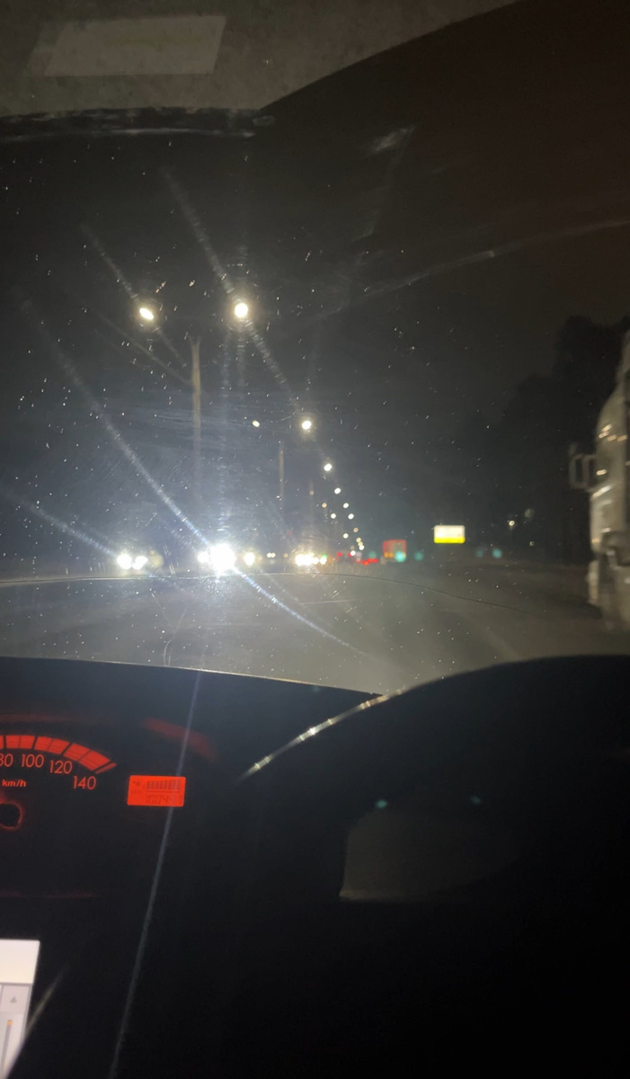 Тут мы уже слушаем музыку из магнитолы, а не стук 😆