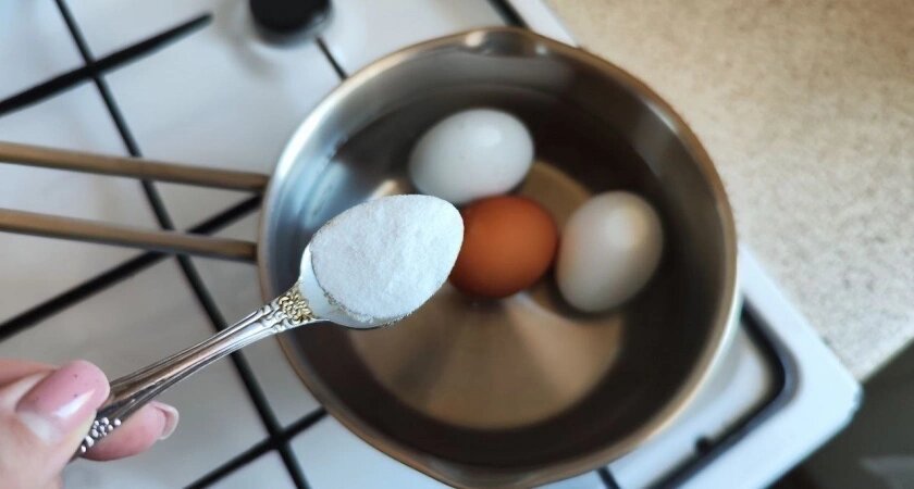    Это не соль: что пустить в воду при варке яиц, чтобы скорлупа слезала сама одним лишь касанием