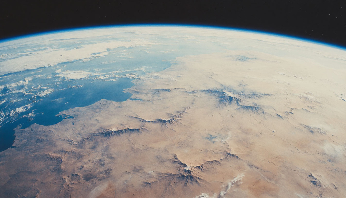 На орбите над планетой Оп-ле-Ап // воображение Яндексовой Алисы не впечатляет.