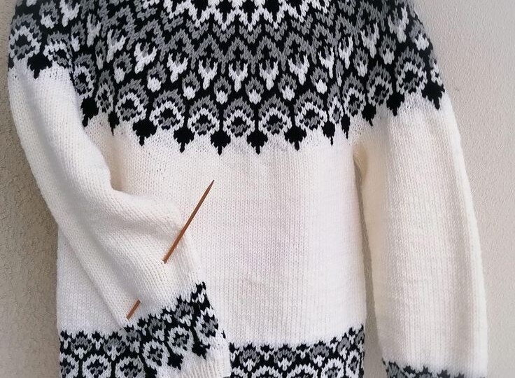 Круглые кокетки спицами: Жаккард, ажур и косы.