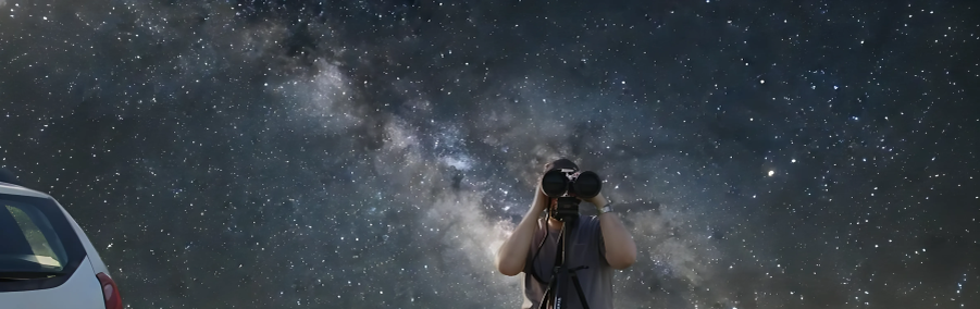 И, надрываясь в метелях полуденной пыли, врывается к богу, боится, что опоздал, плачет, целует ему жилистую руку, просит — чтоб обязательно была звезда! — клянется — не перенесет эту беззвездную муку!
А после ходит тревожный, но спокойный наружно.
Говорит кому-то: «Ведь теперь тебе ничего? Не страшно? Да?!»
Послушайте! Ведь, если звезды зажигают — значит — это кому-нибудь нужно?
Значит — это необходимо, чтобы каждый вечер над крышами загоралась хоть одна звезда?! лучший Владимир - Маяковский