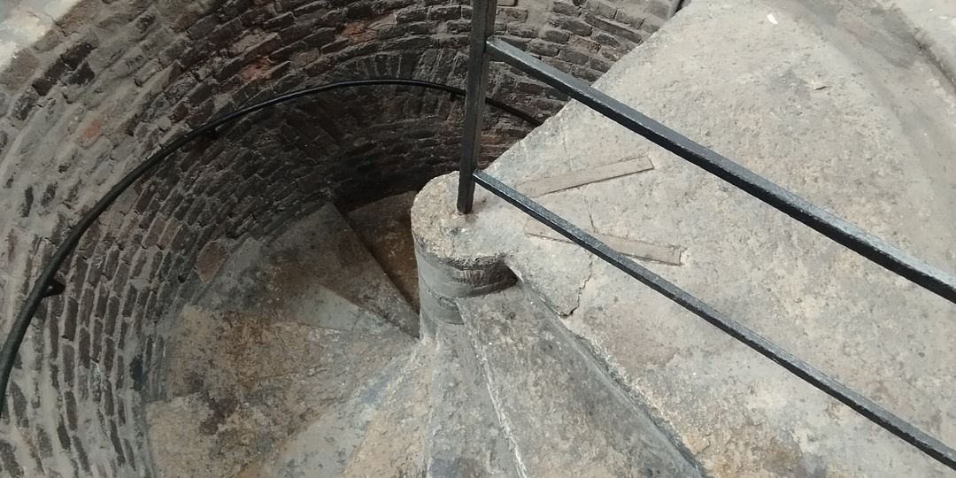 Петербург, 4-й день. Были в Смольном. Поднялись на смотровую площадку, и даже спустились в соборное подцерковье.