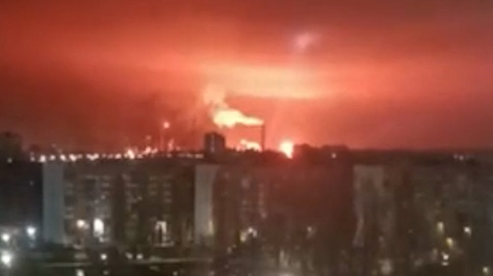   Пожар в районе Саратовской НПЗ окрасил багровыми красками ночной город. Фото: кадр видео