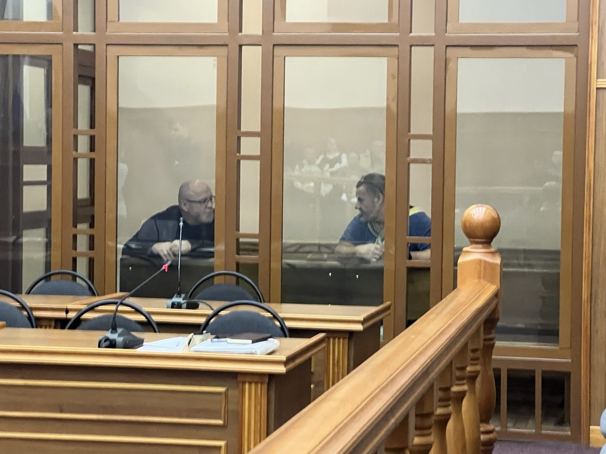 Штингер и Курпишев о чем-то беседовали во время судебного заседания.  Фото: Фото: ФедералПресс / Ирина Юзеева