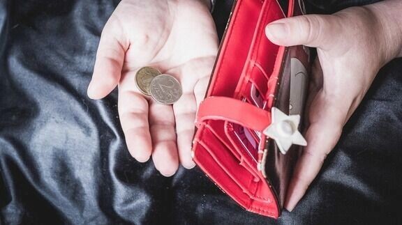 Пожилые граждане старше 80 лет и инвалиды I группы начали получать удвоенную фиксированную выплату — 17 815 рублей. Фото: 1MI