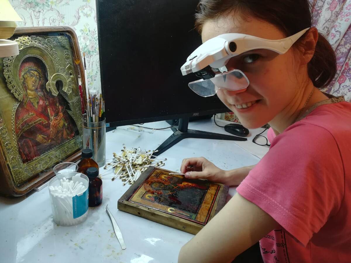 Процесс реставрации иконы (снятие старого лака)