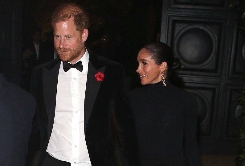 "Она просто безмозглая мошенница!",- Как англичане в Сети негодуют на то, что Меган Маркл оскорбила их в День памяти павших?