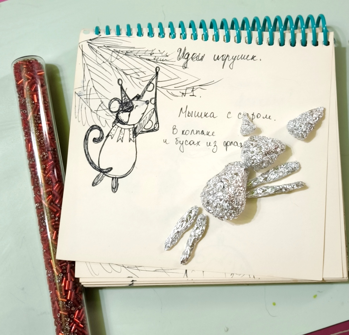 Я представила такую мышку, на этот рисунок и опиралась в процессе. 