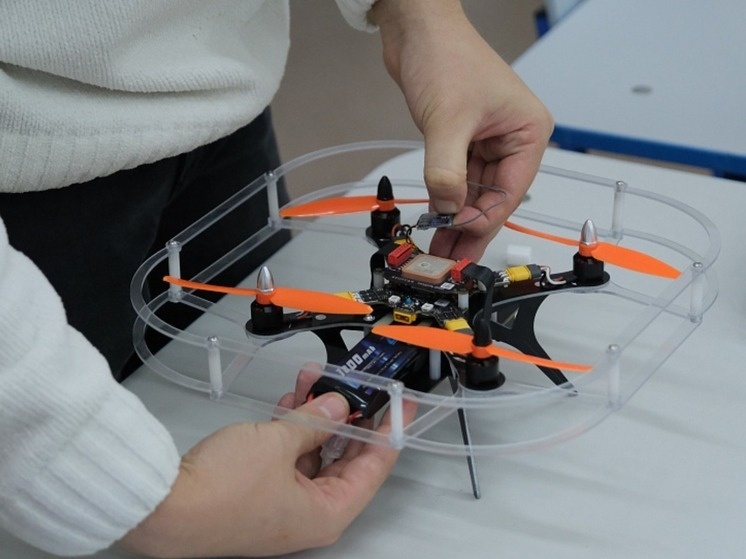     С дронами за партой: школьники Владивостока осваивают БПЛА ФОТО: vlc.ru