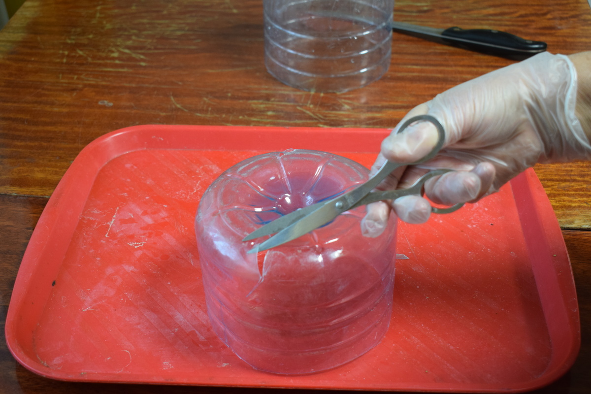 сделала дренажные отверстия(фото автора)