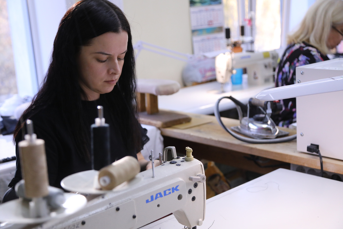 Пошивочный цех, портниха Екатерина Агафонова, 2025 г. Фото автора.