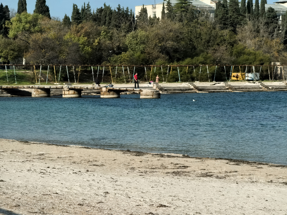 Позже ещё группа купающихся появилась.