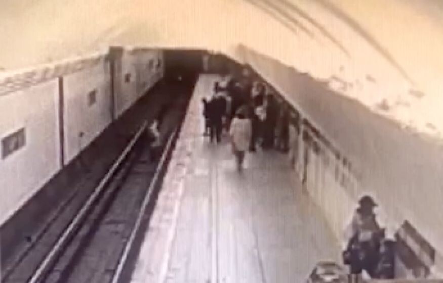    Пенсионерка пыталась убить девочку, толкнув на рельсы в метро в Москве