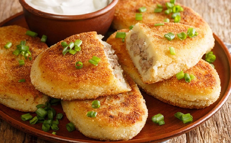 Картофельные зразы с мясом: семейный обед без лишних затрат