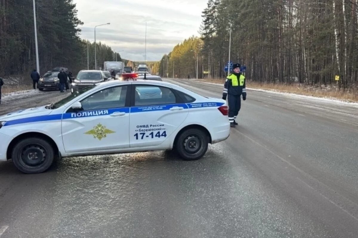    Оживленную трассу в Свердловской области перекрыли из-за снежного наката