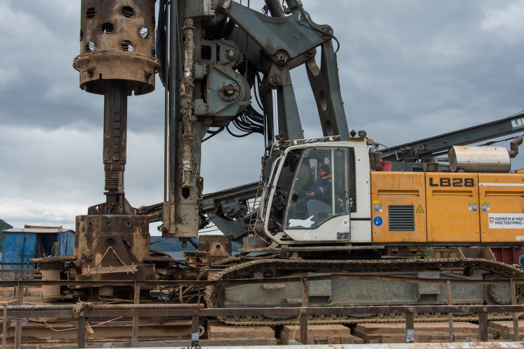    ГК «Сокол» обслуживает нефтяные компании, в том числе ПАО «НК «Роснефть», ООО «Катобьнефть», Vistmast Grup и др. А именно фирма занимается перевозкой нефтяного оборудования, например буровых установок.   
Фото: «БИЗНЕС Online»