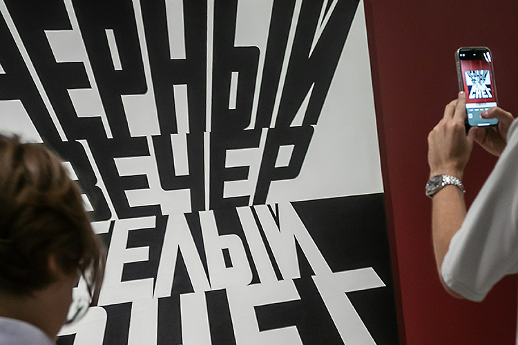    Булатова часто называют в числе тех, кто основал соц-арт (жанр постмодернистского искусства 1970–1980 годов).   
Фото: © Roman Denisov/Global Look Press / www.globallookpress.com