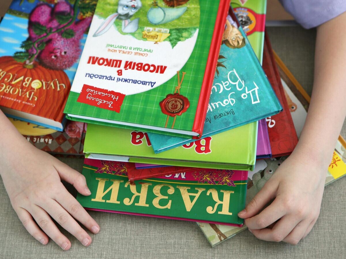    Девочка делает уроки в Киеве© РИА Новости / Стрингер