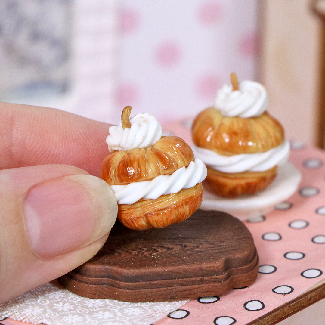 Слоёные булочки в форме тыквы с кремом из полимерной глины