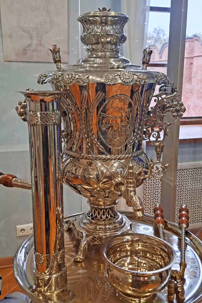 Самовар «Русское поле». Фото автора. Из коллекции музея завода «Штамп».