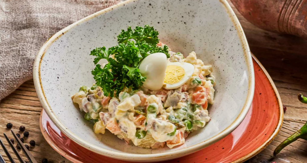 Тот самый Оливье: Секрет салата, ради которого стояли очереди в лучшие рестораны СССР