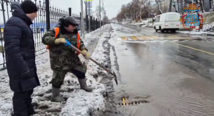 Глава города Евгений Беляев руководит расчисткой ливневой канализации / Фото: телеграм-канал администрации Петропавловска-Камчатского