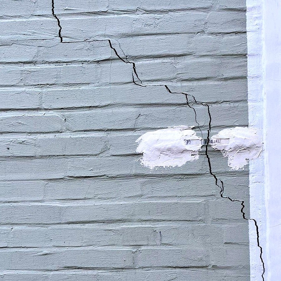 Стеклянный маяк для мониторинга трещины в жилом здании Ростова-на-Дону