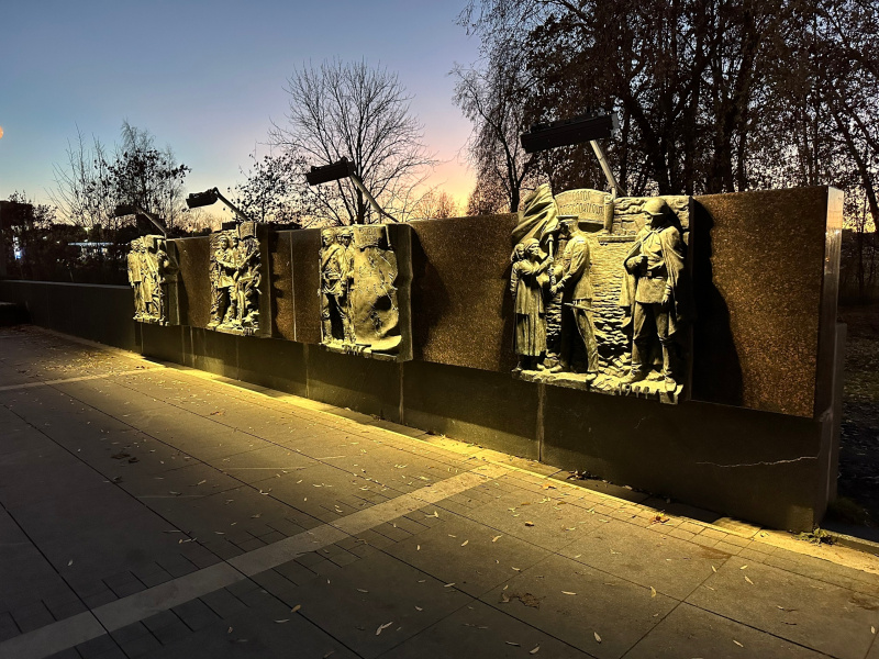    Стелу «Город воинской славы» в Петрозаводске оборудовали подсветкойИнна Колыхматова / ВК