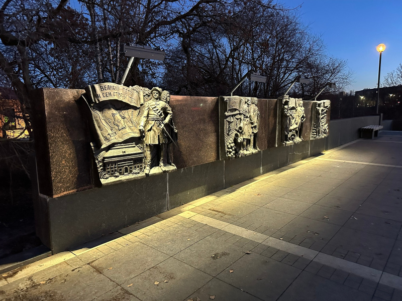    Стелу «Город воинской славы» в Петрозаводске оборудовали подсветкойИнна Колыхматова / ВК