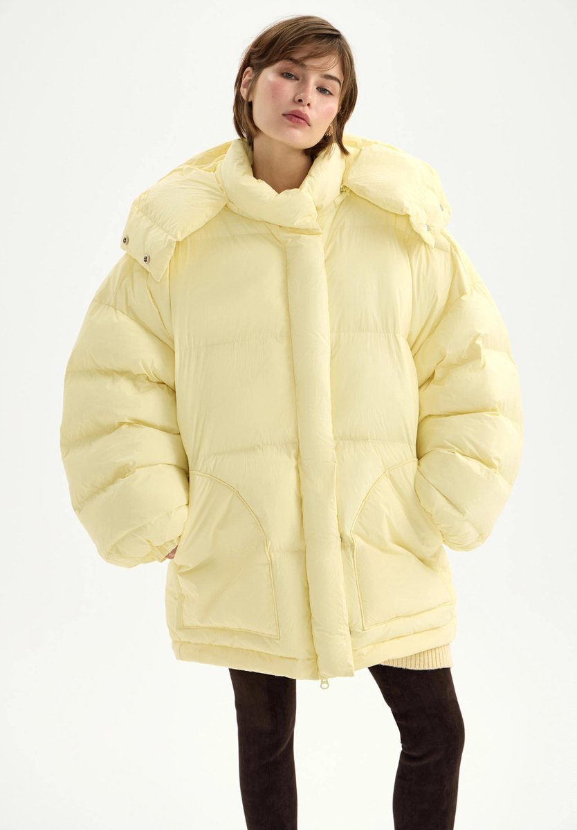 Объемный желтый пуховик